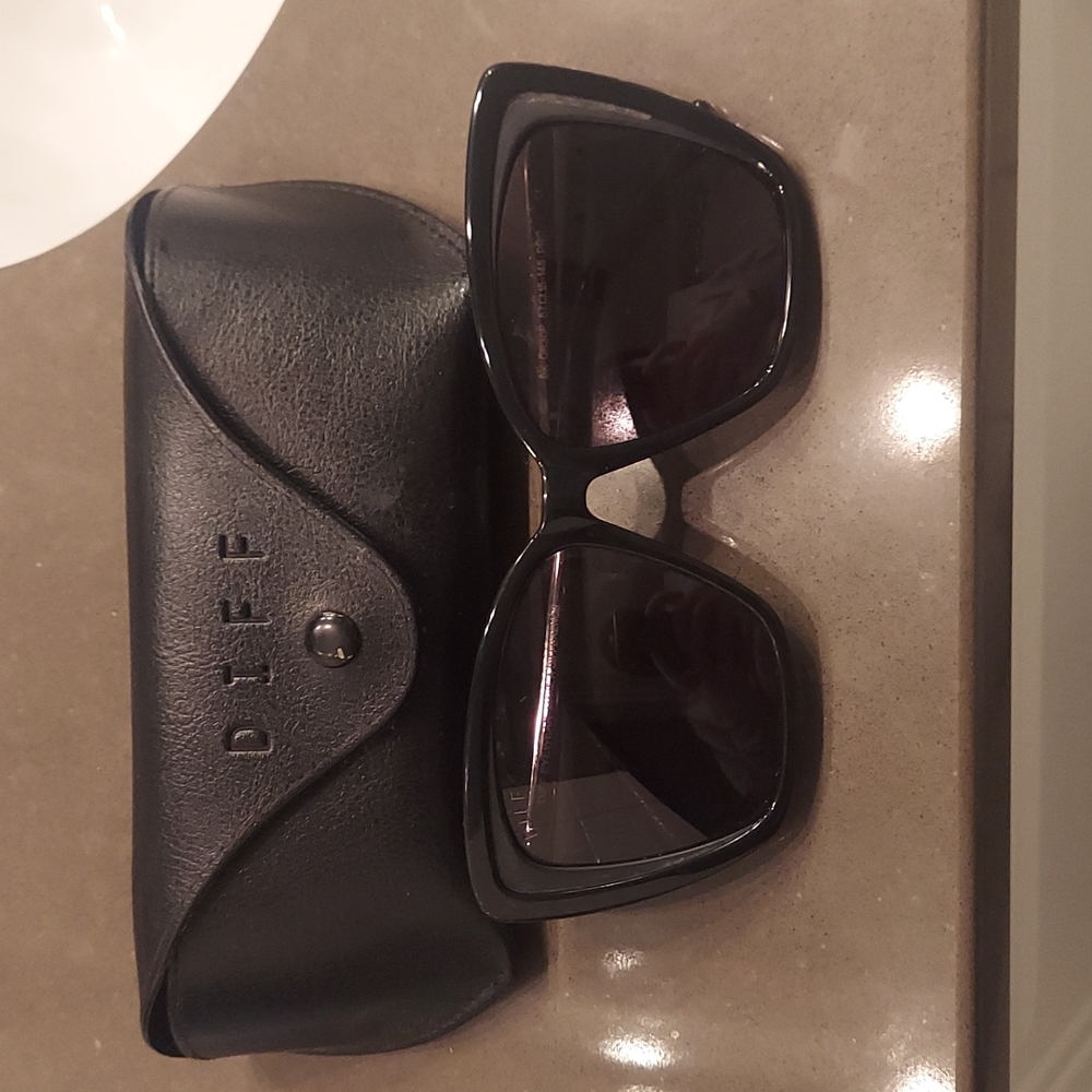 Diff Eyewear Cat Eye Sunglasses with Case